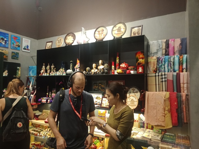 Audioguía en la prisión de Hoa Lo