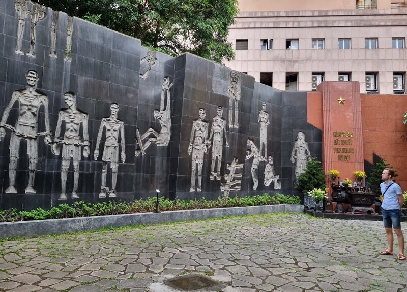 espacio conmemorativo en prisión hoa lo