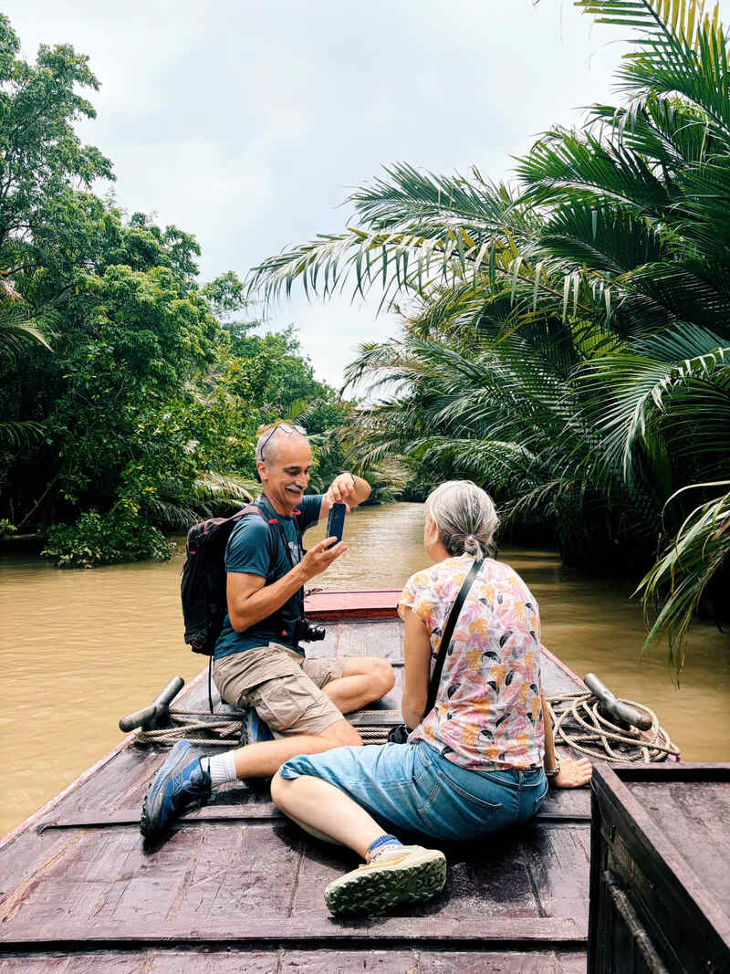A traveling couple is taking photos of each other during a trip organized by Kampá Tour in September 2026.