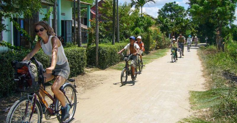 paseo en bicicleta por pueblo cam thanh