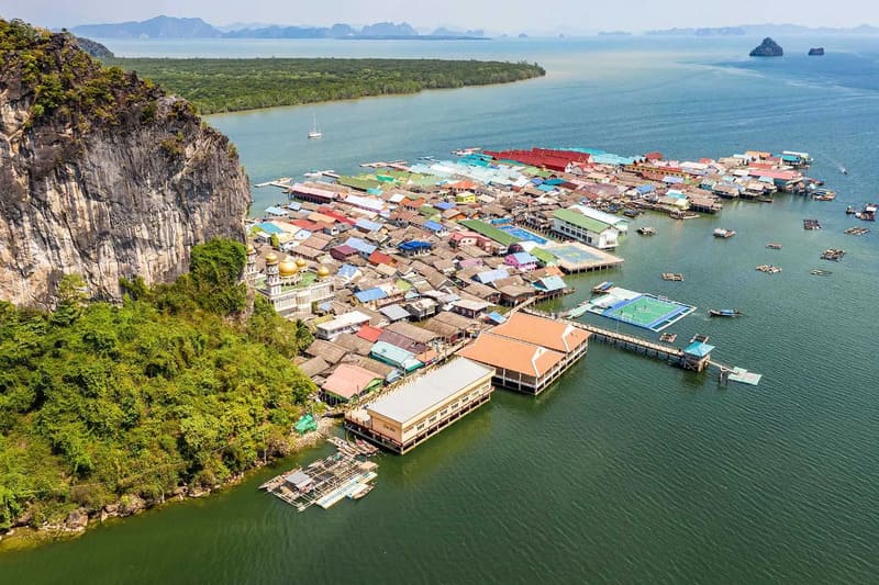 pueblo flotante en bahia de phang nga