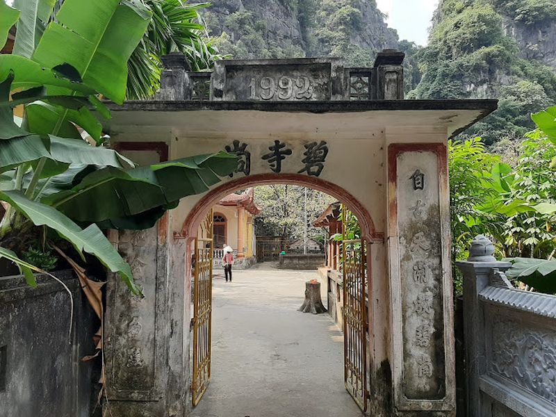 puerta en pagoda bich dong
