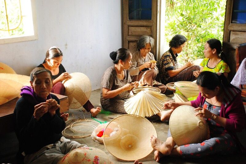 haciendo sombrero conico en quy nhon