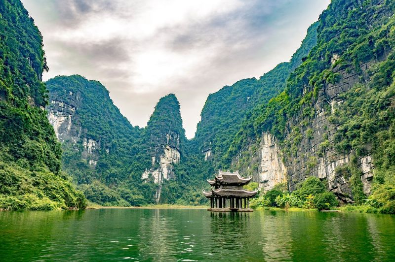 An iconic image every time Trang An, Ninh Binh is mentioned