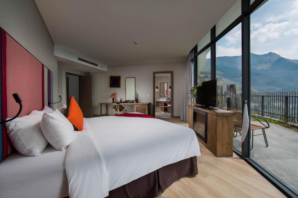 Classic bedroom design with majestic mountain view