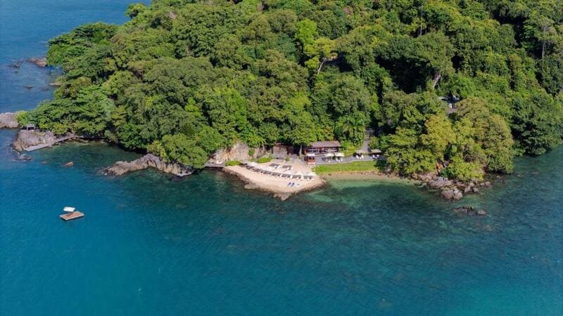 Completely secluded on the island of Koh Krabey, this place allows you to escape from the hustle and bustle outside.
