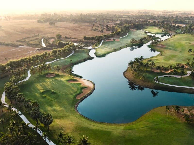 The perfectly manicured lawn of the Phokeethra Country Club stretches as far as the eye can see, punctuated by palm trees and peaceful ponds Zannier Phum Baitang