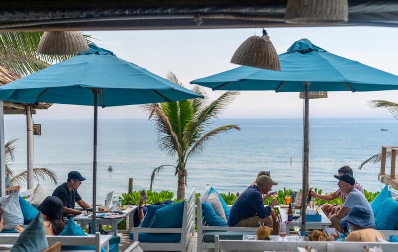Traveling solo and relaxing on the beach, what could be better? Here in An Bàng (Hoi An), one can simply lie down, listen to the sound of the waves and enjoy a moment of absolute calm.