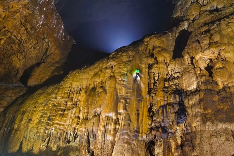 This is one of the most difficult challenges of the expedition to Son Doong Cave