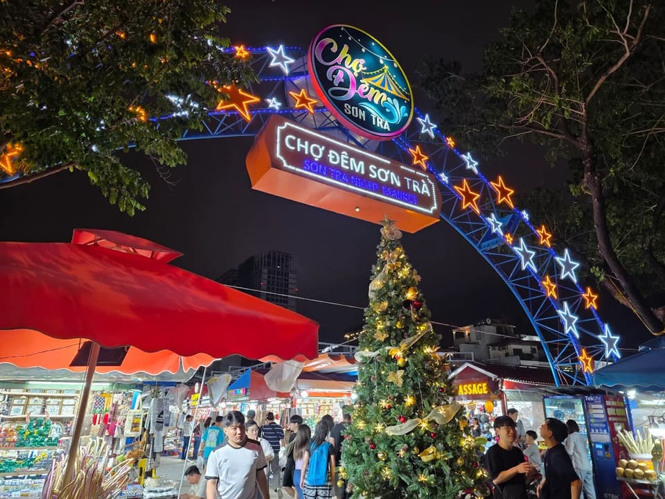 son tra night market