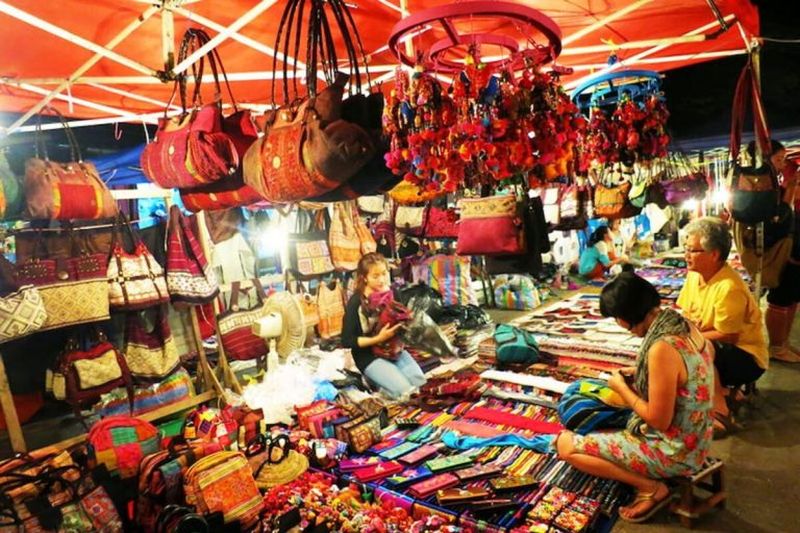 souvernirs en mercado nocturno tay do