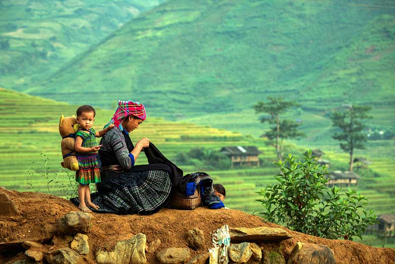 A Hmong woman and her son in Sapa - Source: Sutipond Somnam