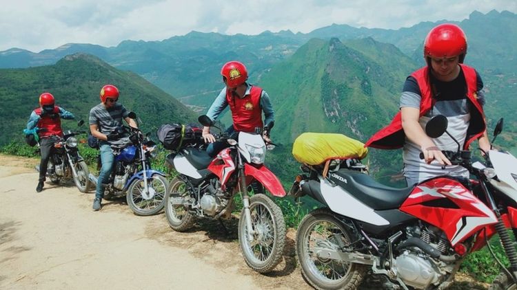 ta van vietnam en moto