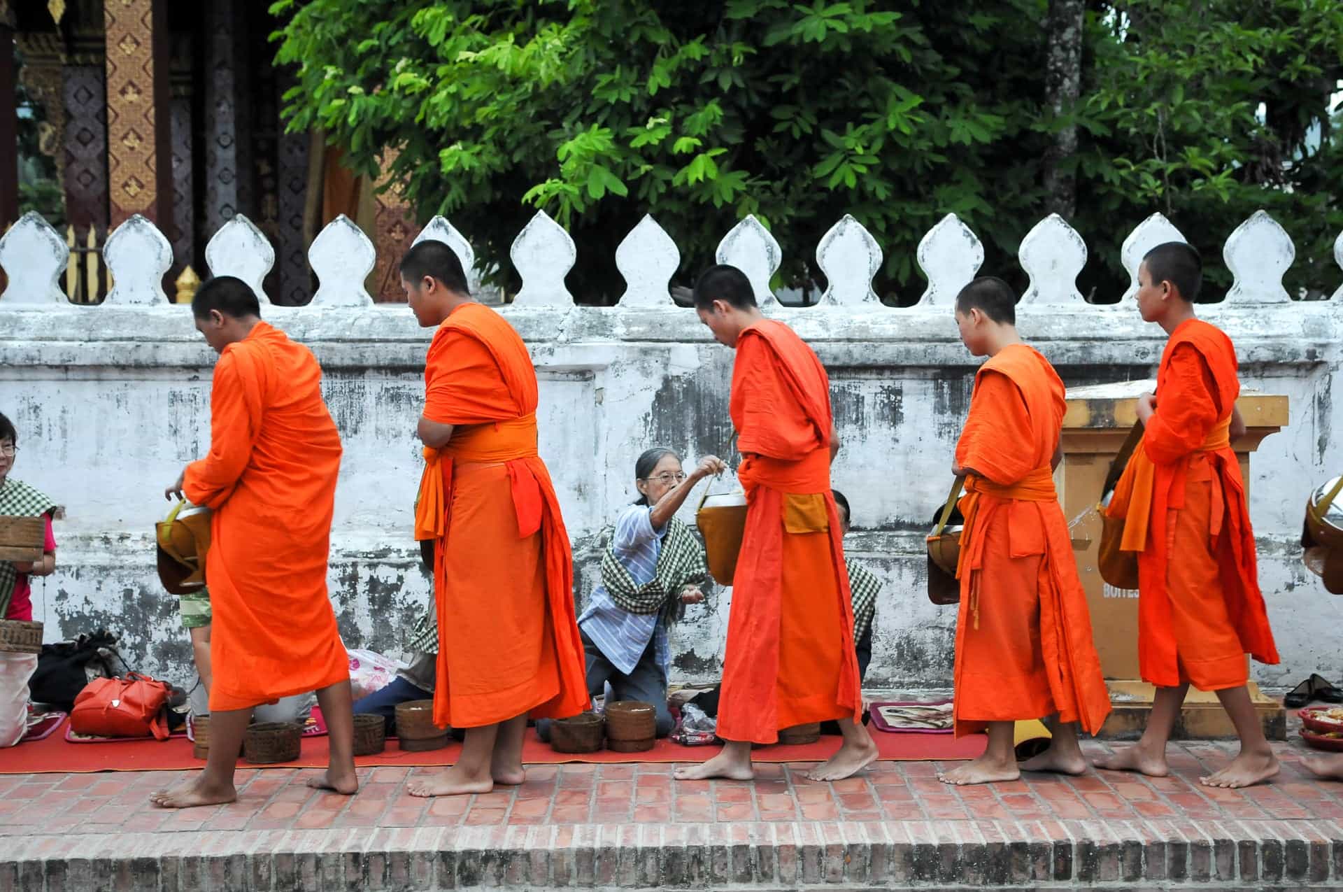 tak bat laos