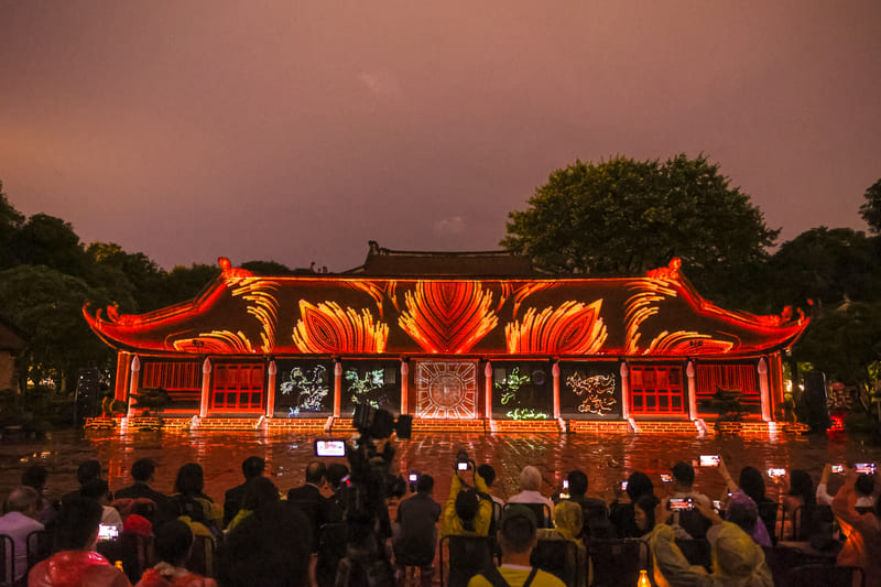 templo de la literatura casa por la noche