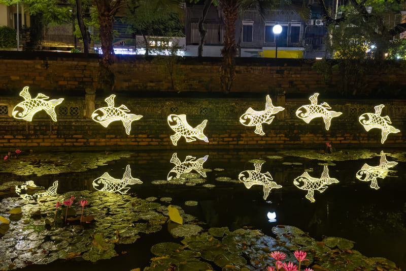 templo de la literatura lago por la noche