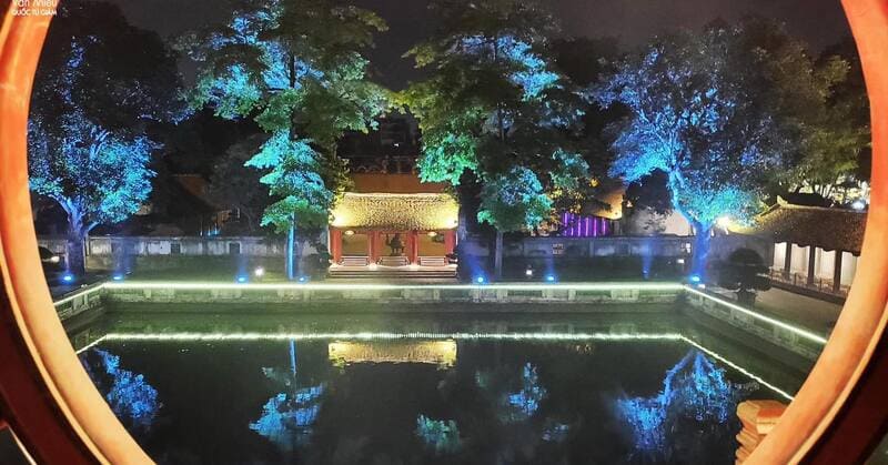 templo de la literatura por la noche