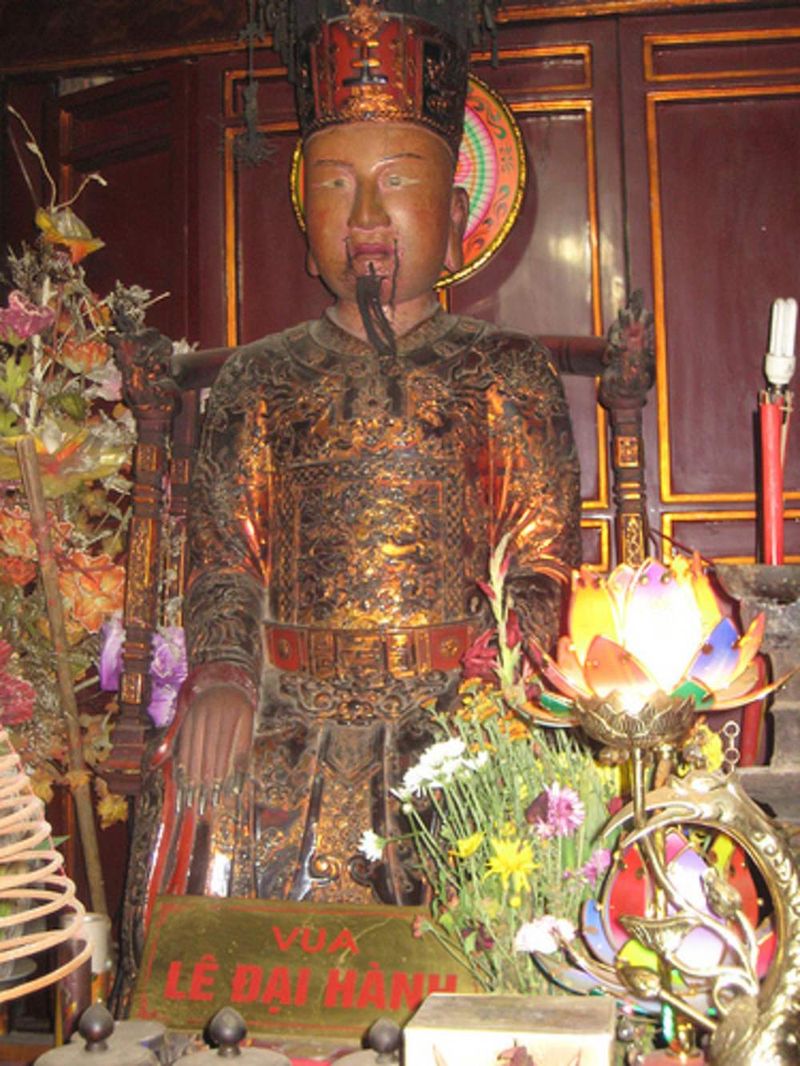 estatua del rey le dai hanh en templo de le hoa lu