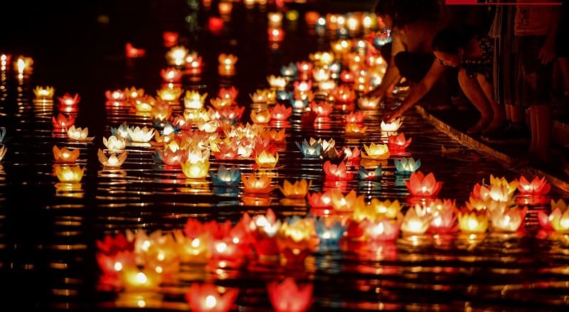 Releasing lanterns is a popular activity for many tourists when visiting Hoi An