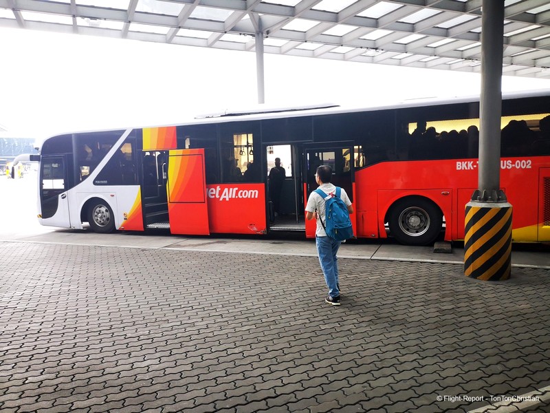 El autobús Thai Vietjet Air para llegar al avión