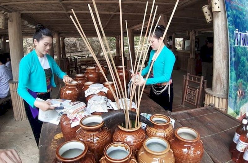 The typical wine of Mai Chau: ruou can - wine with bamboo straws