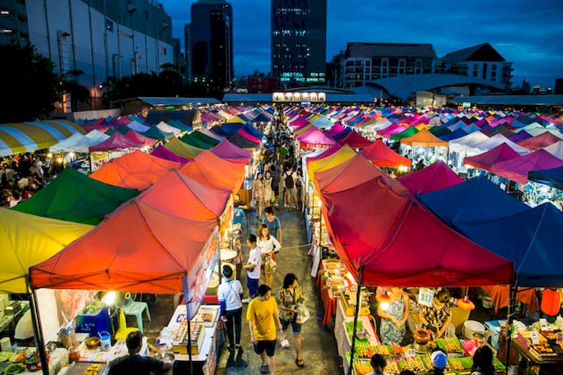 Explore Thai cuisine at Bangkok's night markets. Photo: internet