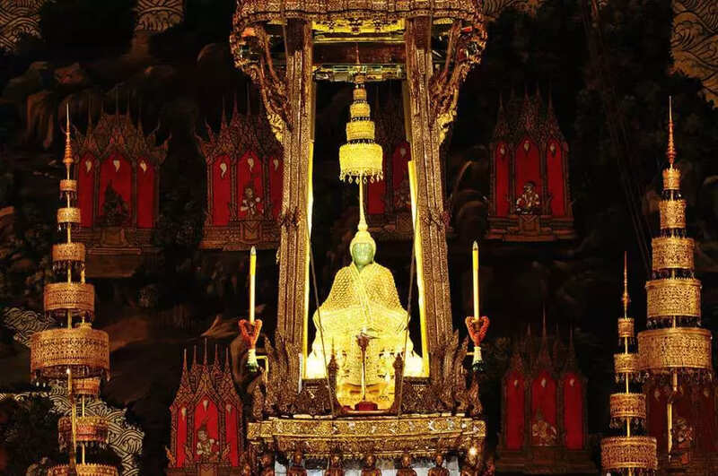 Emerald Buddha Statue