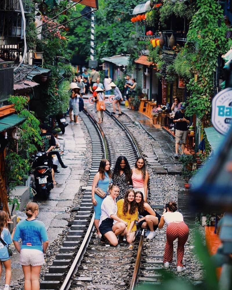 The cafes near the train street attract many domestic and foreign tourists. Photo: internet