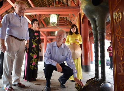 Canadian Foreign Minister touched the turtles head at the Temple of Literature