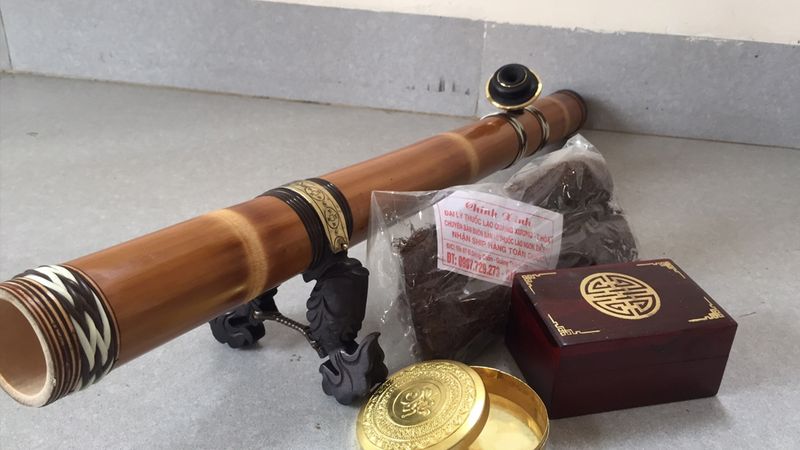 thuoc lao - pipa de bambu