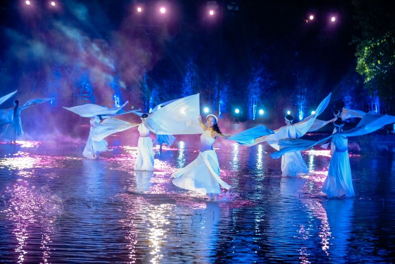 danza folk en tour nocturno en hanoi