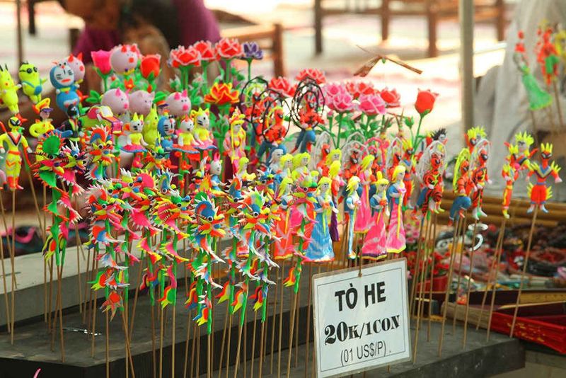 Tò he is sold on the pedestrian street in Hoan Kiem, Hanoi