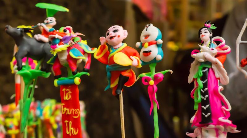 The Vietnamese tò he with cute and child-friendly pictures