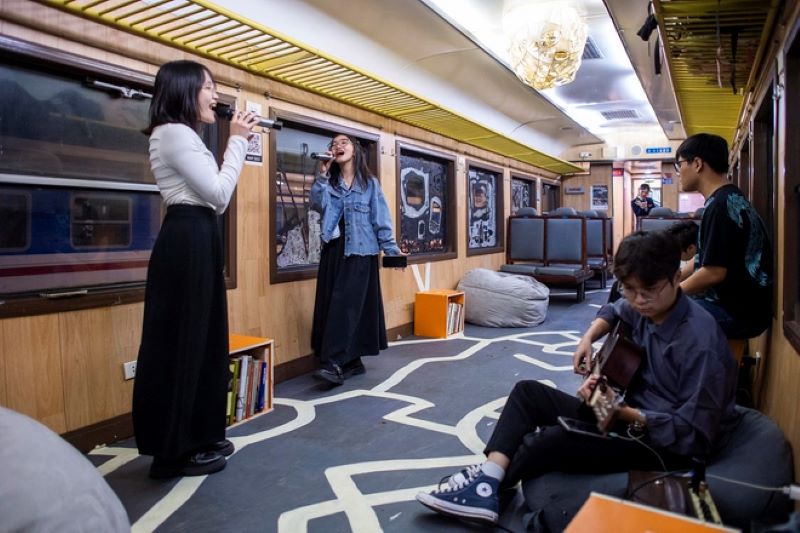 Artists performing on a heritage wagon. Source: Cafebiz