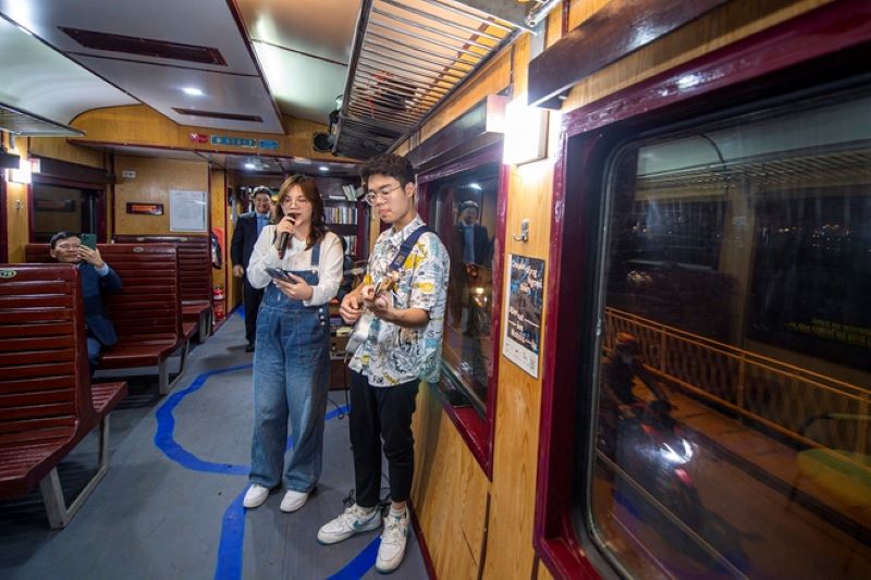 Enchanting performances take place on board the train. Source: Cafebiz