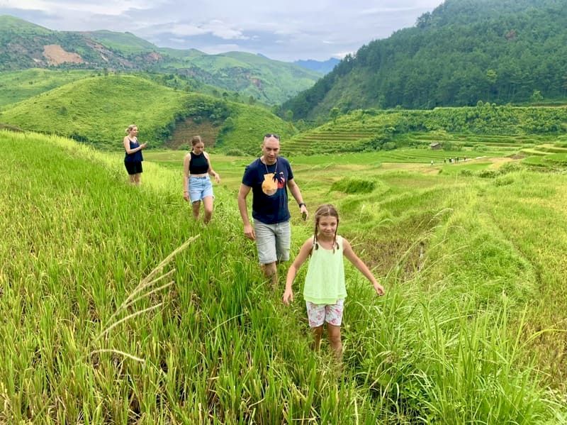 A family, the Kampá Tour traveler, on an excursion through Sapa