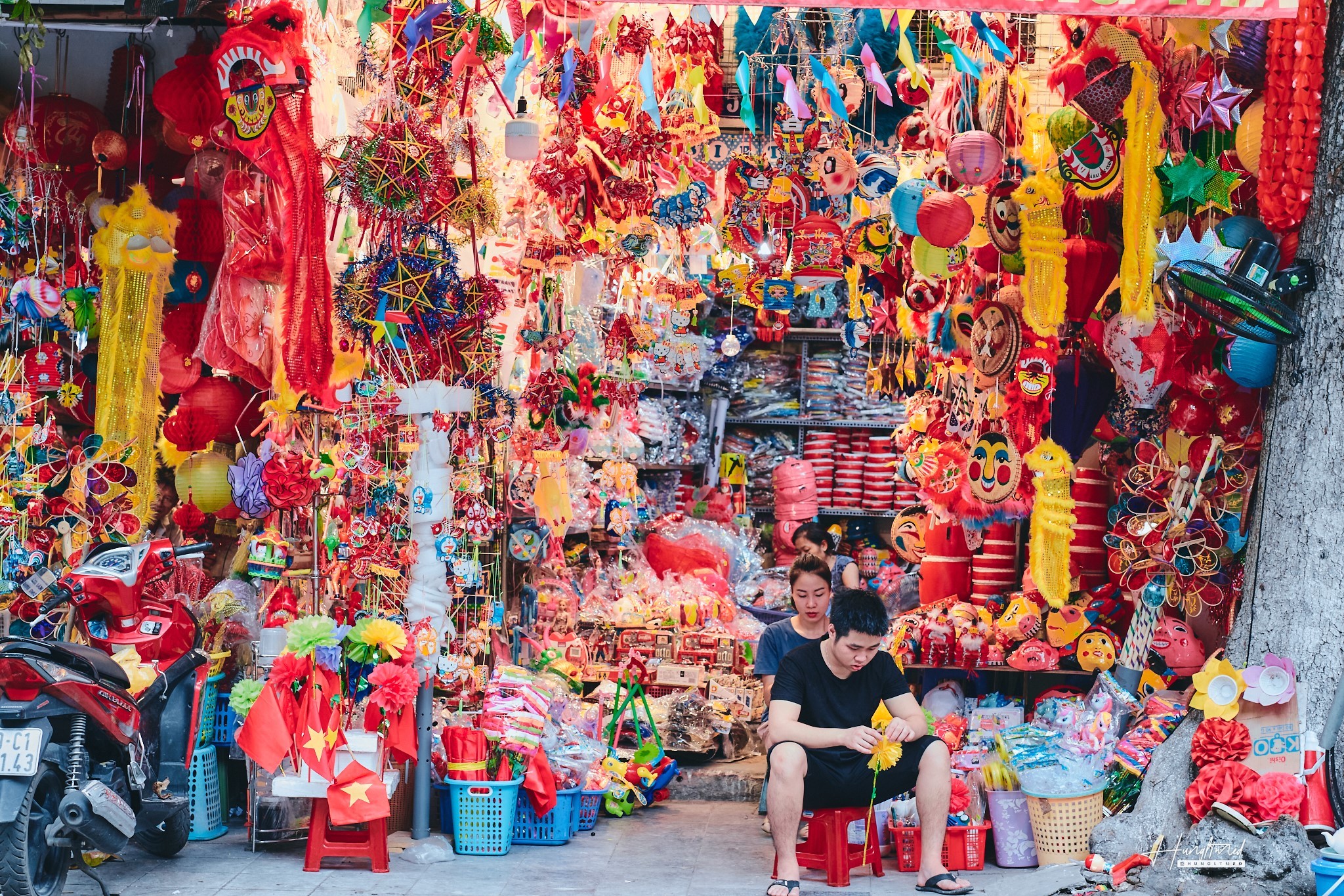 La calle Hang Ma brilla con el rojo en el Festival del Medio Otoño