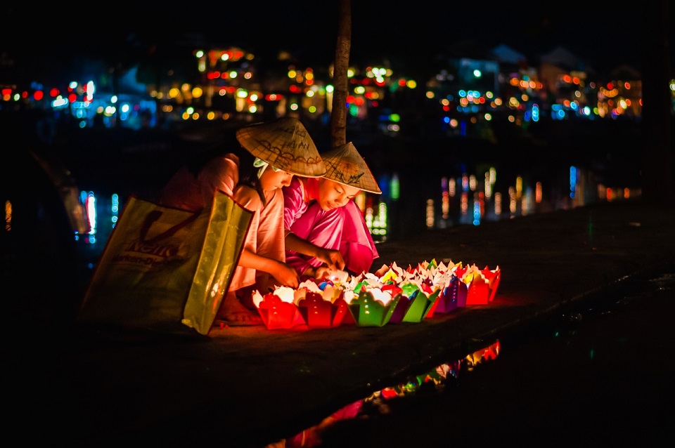 Suelta las linternas de Hoi An durante el Festival del Medio Otoño