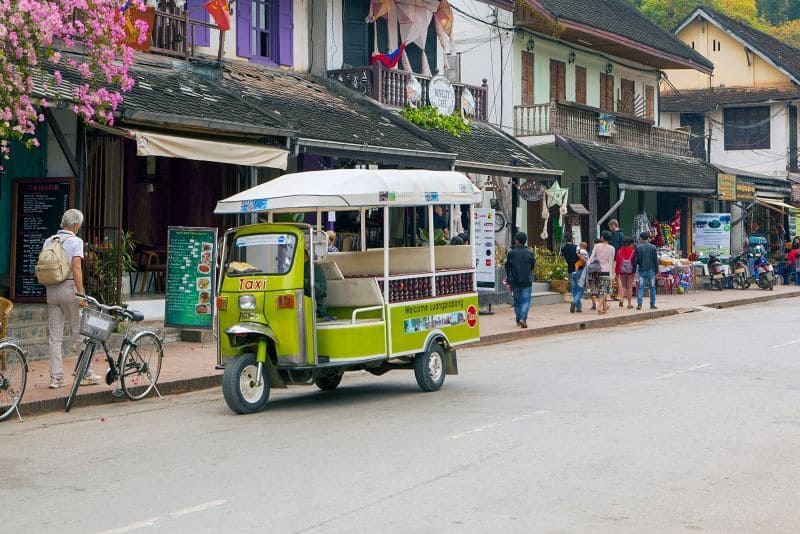 es seguro viajar a laos - tuk tuk