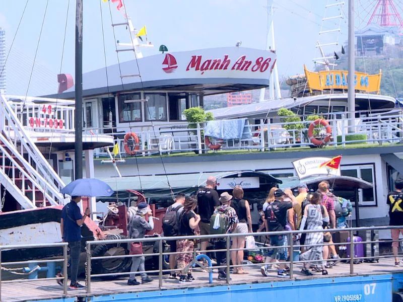 turistas viajan a bahia de halong