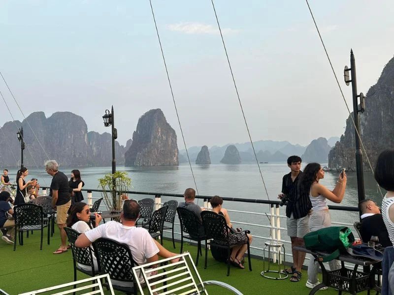 turistas en crucero por bahia de halong