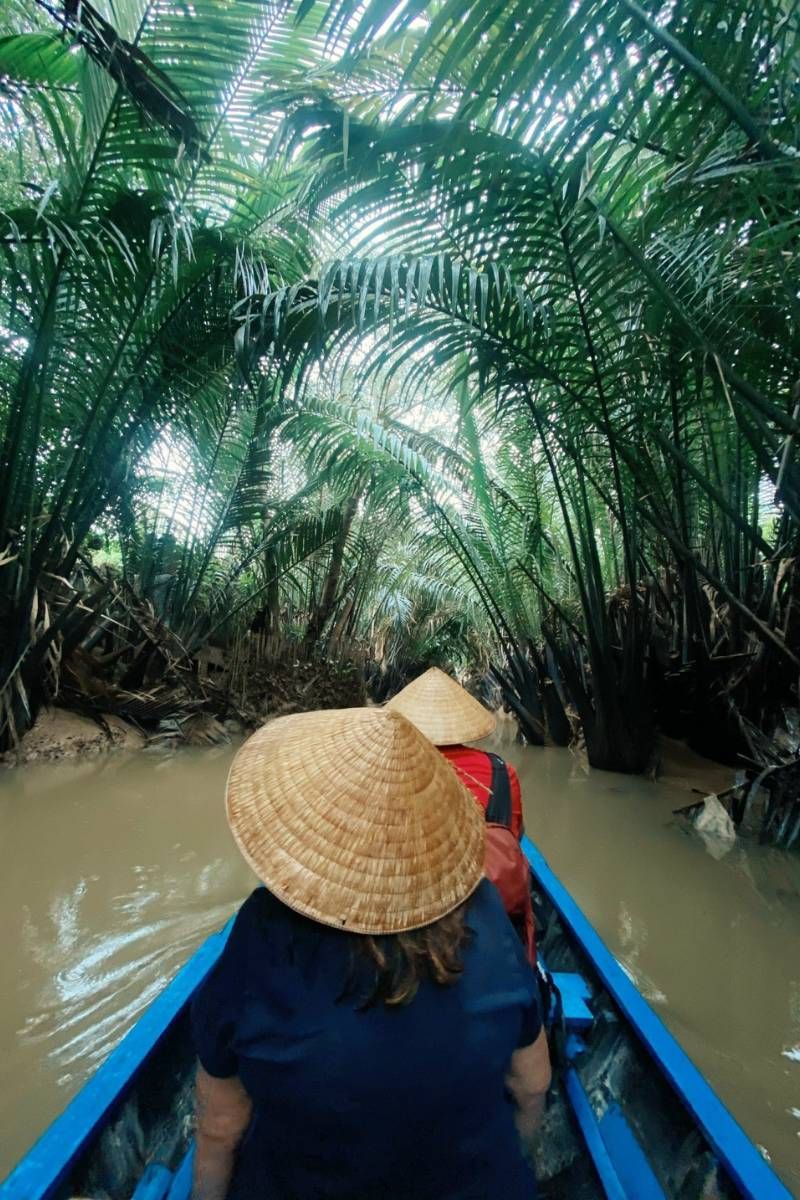 turistas en crucero por el delta del mekong