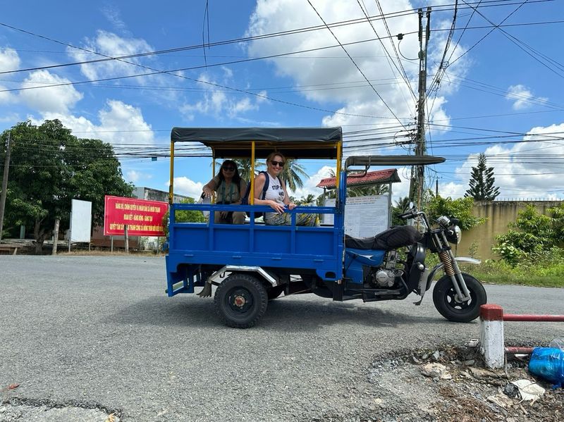 turistas en mekong en xe loi