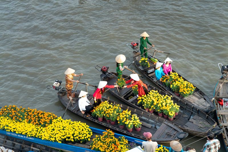 vendedores de flores en el delta del mekong