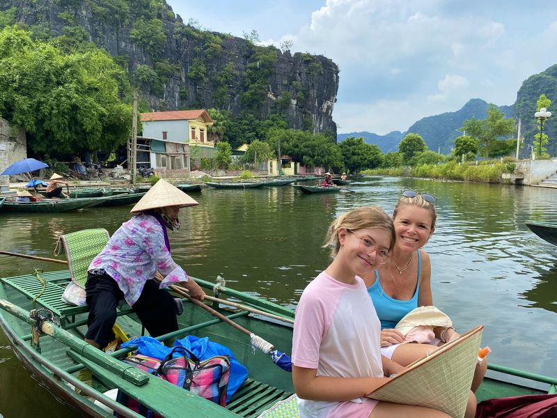 viajeros de kampa tour - tam coc en familia en barca