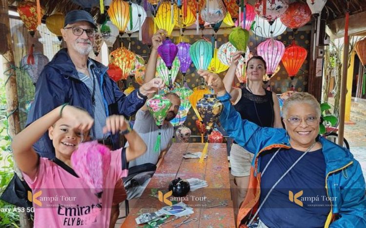 turistas hacen farolillo hoi an