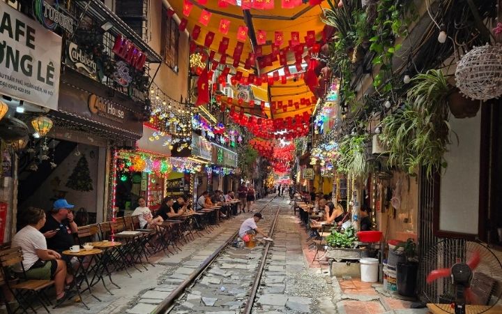 calle del tren de hanoi en ruta que ver en vietnam en 10 dias