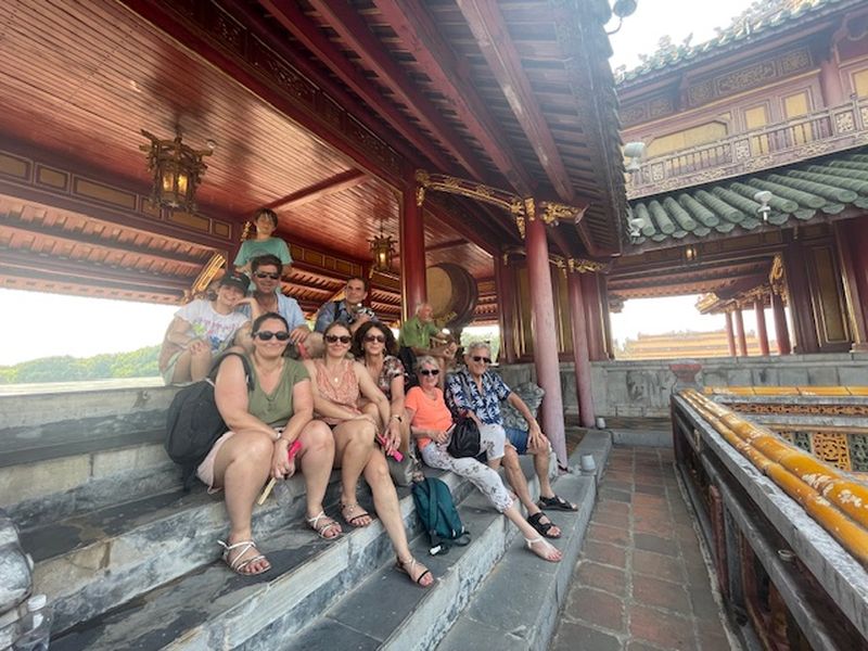 familia en viaje de 21 dias a vietnam camboya laos con kampa tour