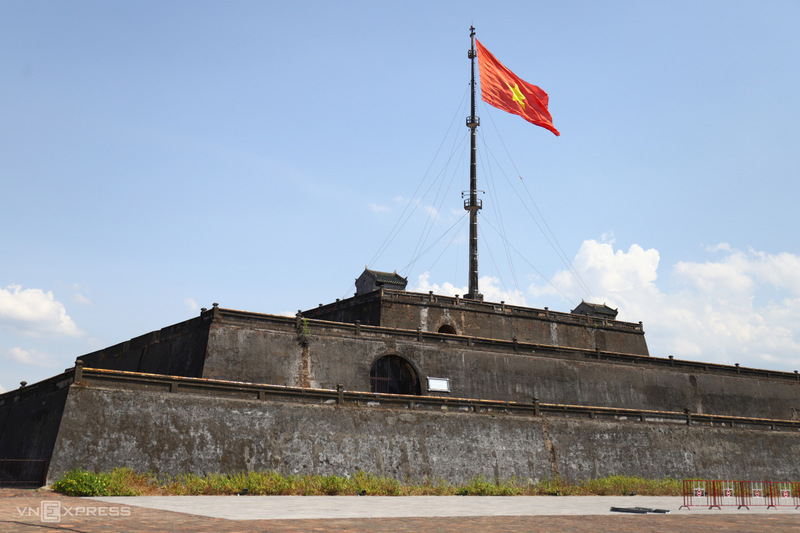 Hue to fire cannons of Flag Tower for tourists