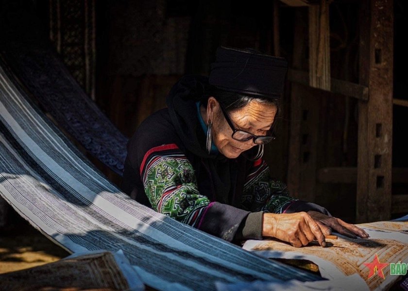 The Hmong people are famous for their beeswax painting.